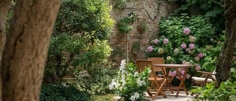 屋外ダイニングエリア