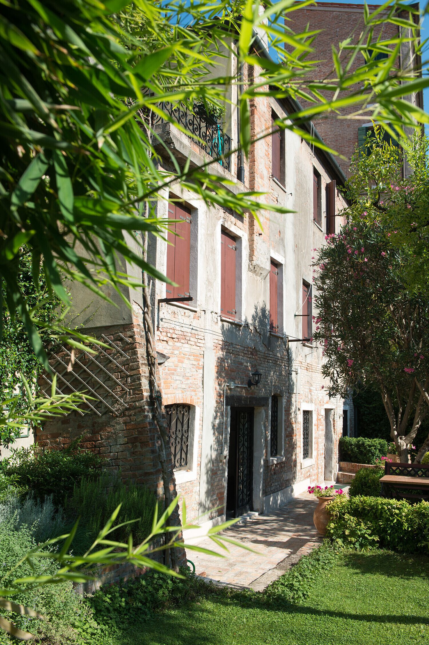 Il s’agit d’un bâtiment traditionnel doté d’une façade en pierre, d’une entrée en briques et d’un petit jardin avec un chemin menant à la porte.
