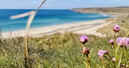 St Ives Bay. Self Catering traditional Beach Chalet. Sleeps 4. Close to beach!