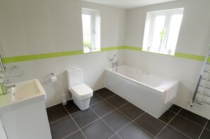Combined shower/tub, hair dryer, soap - 4 Bedroom Brightside Cottage In Wroxham, Norfolk, Norfolk Broads England (Wroxham)