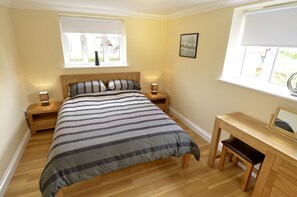 4 chambres, fer et planche à repasser, lit de bébé portatif