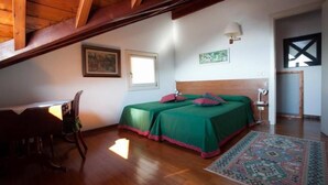 A bedroom with two beds, a desk, and a chair. - House / Villa - Lecco (Lecco)