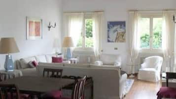 Fernseher, DVD-Player, Tischtennisplatte, Bücher