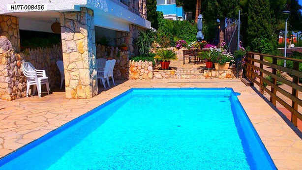 Una piscina con paredes de piedra y una cubierta de madera.