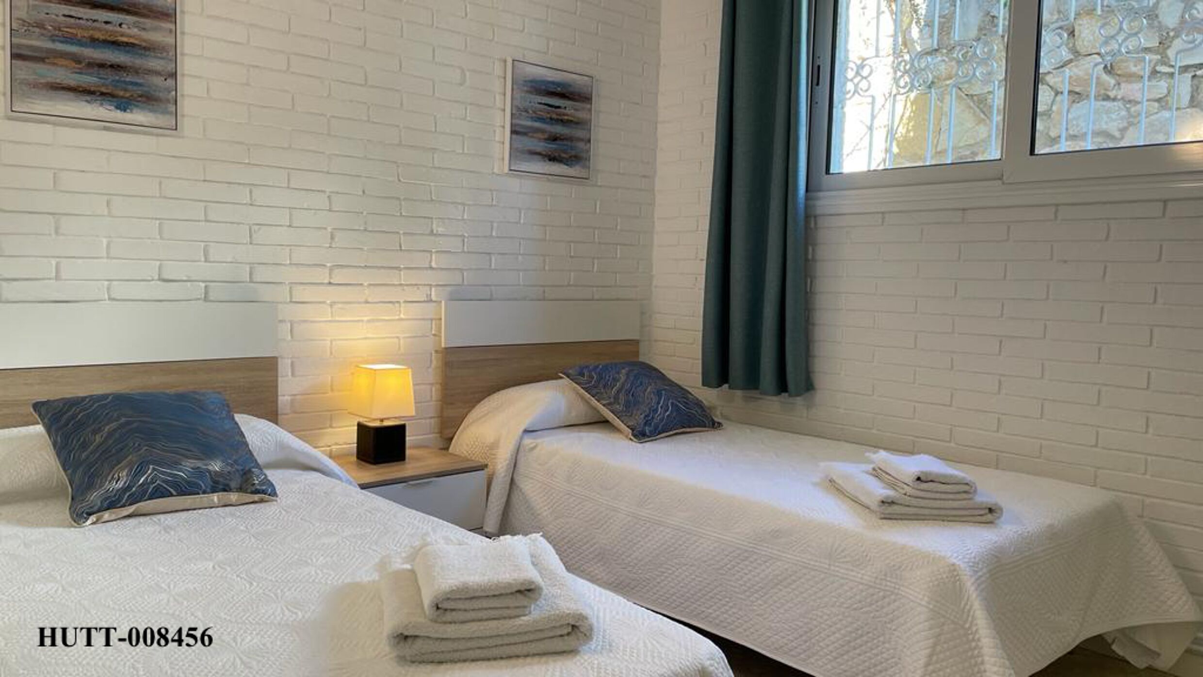 2 habitaciones, caja de seguridad en la habitación y escritorio 