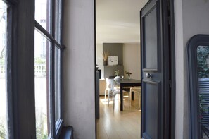 Dining - Heart of Paris, Contemporary, very quiet, carefully decorated, all comfort. (Paris)