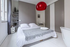 2 bedrooms, iron/ironing board, travel cot, free WiFi - Heart of Paris, Contemporary, very quiet, carefully decorated, all comfort.  (Paris)