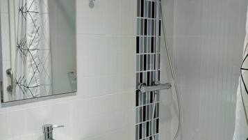 Dusche, Haartrockner, Handtücher, Seife