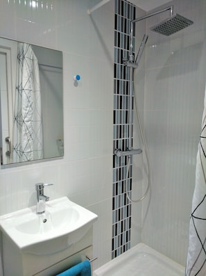 Shower, hair dryer, towels, soap - Loft in the historic center (Málaga)