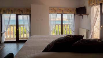 3 dormitorios, tabla de planchar con plancha, cuna de viaje