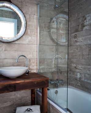 Bathtub, hair dryer, towels - Entre Pinos. Modern Andalus, beach access and views (Roche)