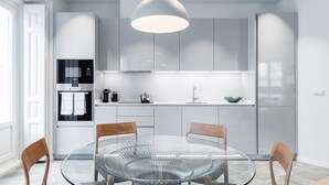 Coffee/tea maker, fridge, microwave, oven