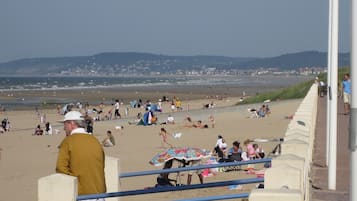 Ligstoelen aan het strand