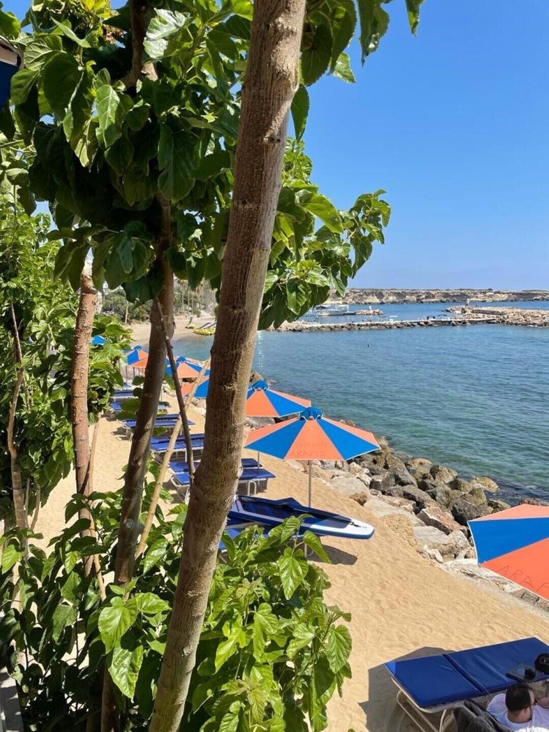Beach nearby, sun loungers, beach towels