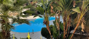 Luxury apartment, UK TV and free WIFI. Near beach and restaurants, pool view