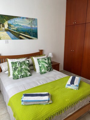 2 chambres, coffres-forts dans les chambres, fer et planche à repasser