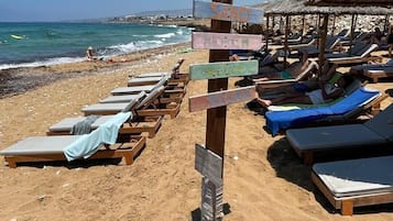 Perto da praia, espreguiçadeiras, toalhas de praia