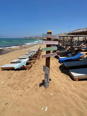 Plage à proximité, chaises longues, serviettes de plage