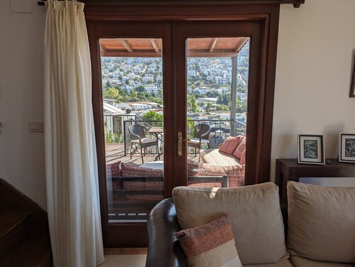 3 Bed/3 Bath Detached Villa, Private Pool, Fantastic Views, 5 min walk to town  