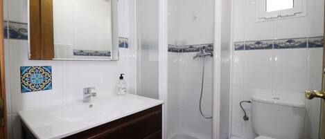 Douche, sèche-cheveux, serviettes fournies