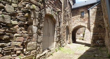 Encantadora casa en un pueblo medieval rodeado de hermosa naturaleza.