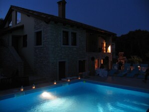 A heated pool - A/C 4 bedroom Villa, Pool, sea views beach 6 minutes walk. Sleeps 8 people. (Pula)