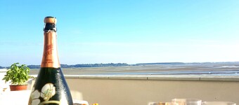 Beautiful 4* villa on the sand, feet in the water, stunning bay views