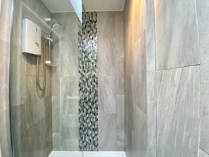 Combined shower/bathtub, hair dryer, towels, soap - Cosy Character Cottage With Sea View In Mousehole (Mousehole, Penzance)