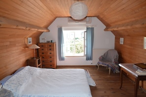 3 bedrooms, desk, iron/ironing board, travel cot