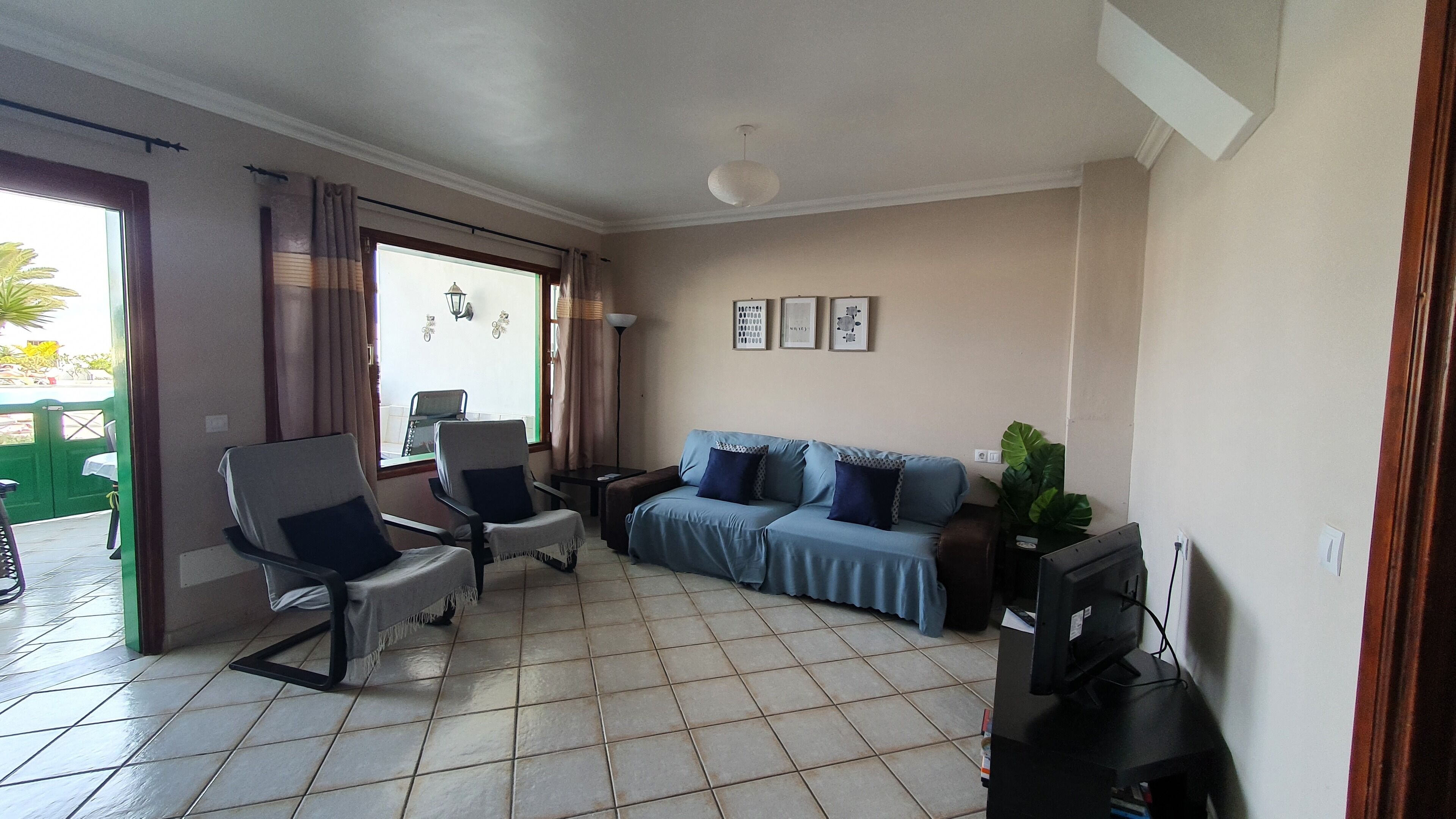 Fernseher, DVD-Player, Bücher, Videothek