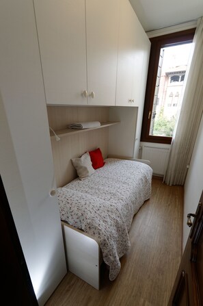 2 habitaciones, tabla de planchar con plancha, cuna de viaje y wifi 