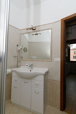 Doccia, asciugacapelli, bidet, asciugamani