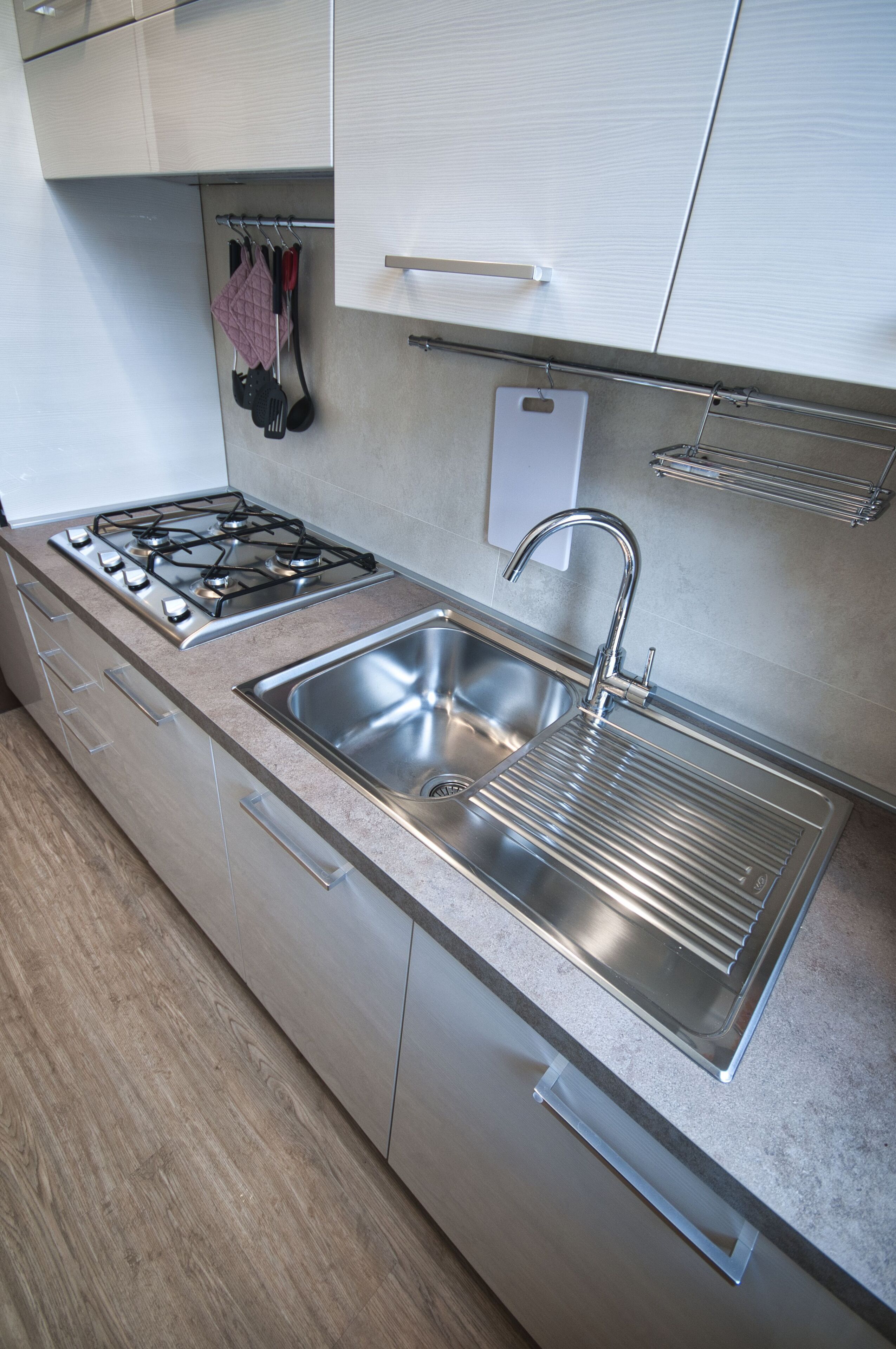 Kühlschrank, Mikrowelle, Herdplatte, Geschirrspüler