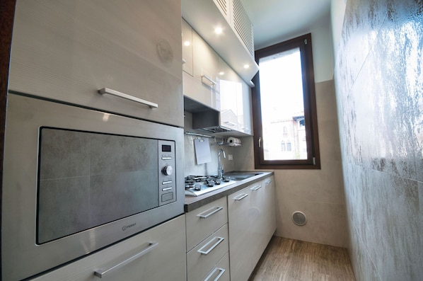 Kühlschrank, Mikrowelle, Herdplatte, Geschirrspüler