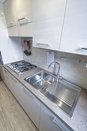 Refrigerador, microondas, parrilla de estufa y lavavajillas 