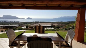 Outdoor dining - Amazing sea view on golfo aranci and Tavolara island (golfo aranci)