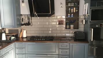 Kühlschrank, Mikrowelle, Ofen, Herdplatte