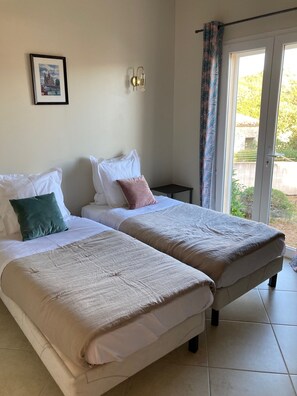 3 habitaciones, tabla de planchar con plancha, wifi y ropa de cama 