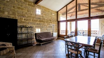 TV connectée, baby-foot, table de tennis de table, livres