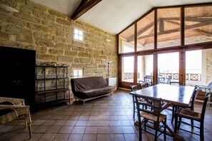 Smart TV, foosball, table tennis, books - House  with character (Sainte-Anastasie)