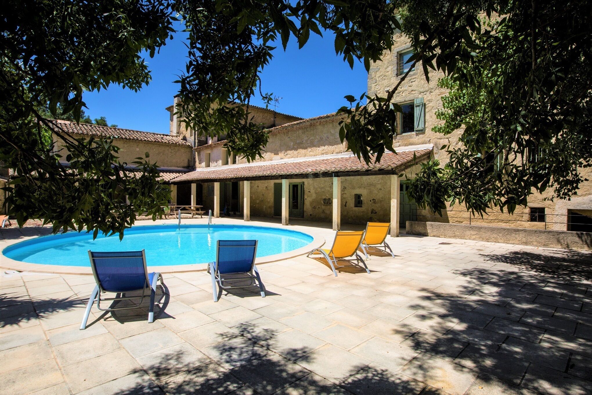 Een buitenzwembad, een verwarmd zwembad