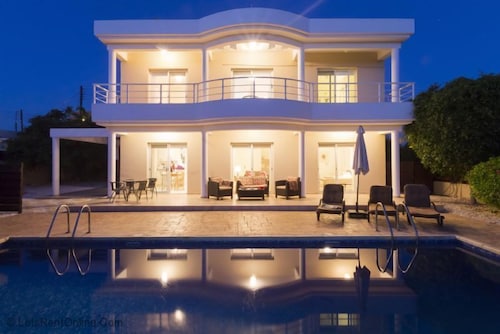 Skytrees Villa - 4 Bed, 3 Bath Villa with Private Pool near the Sea. Walk to Tavernas