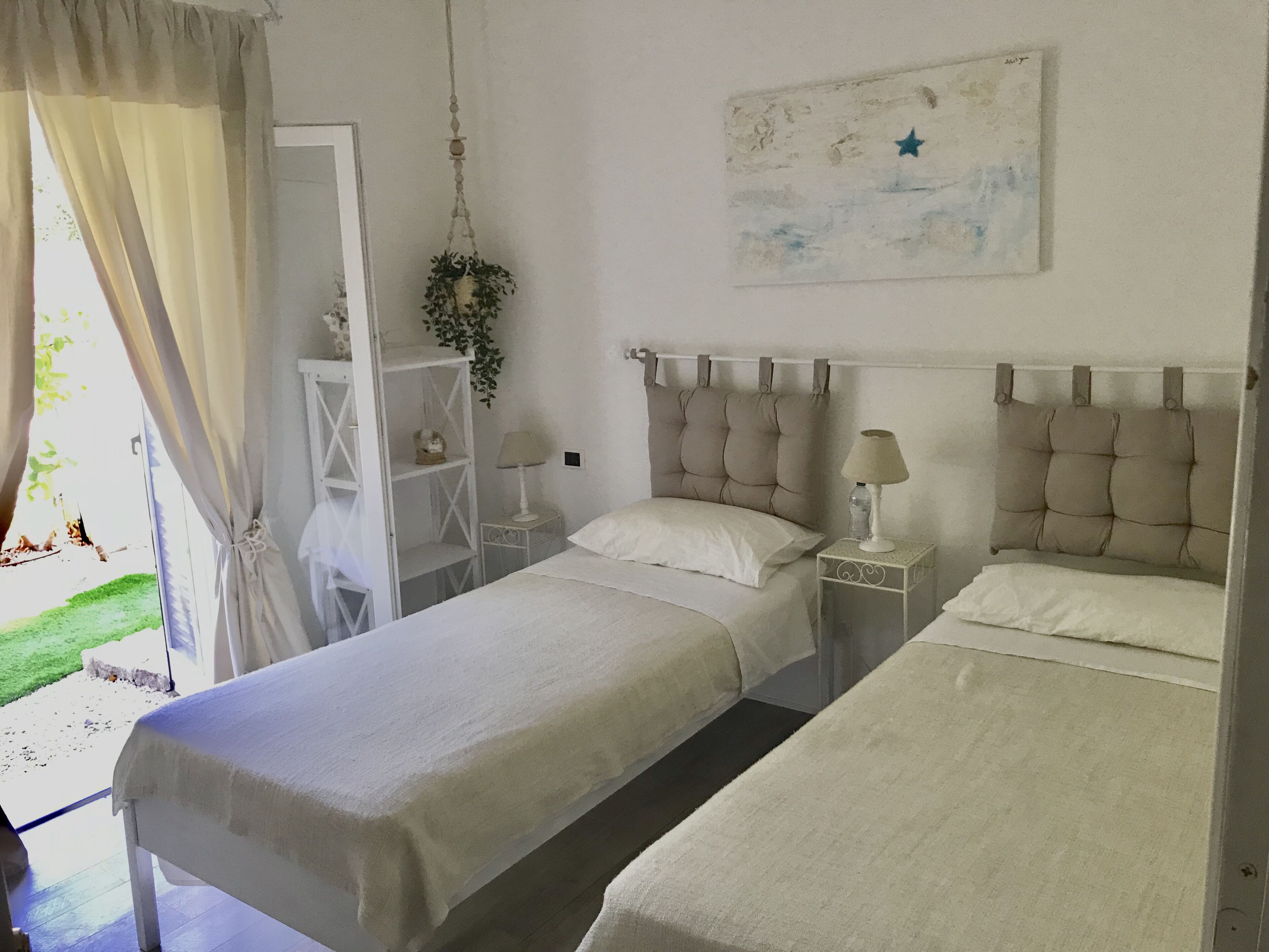 3 habitaciones, tabla de planchar con plancha y cuna de viaje 