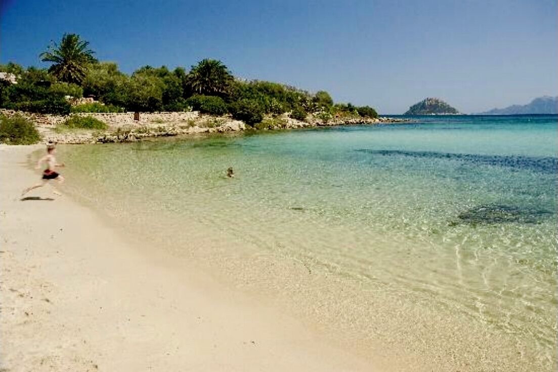 På stranden og solsenger