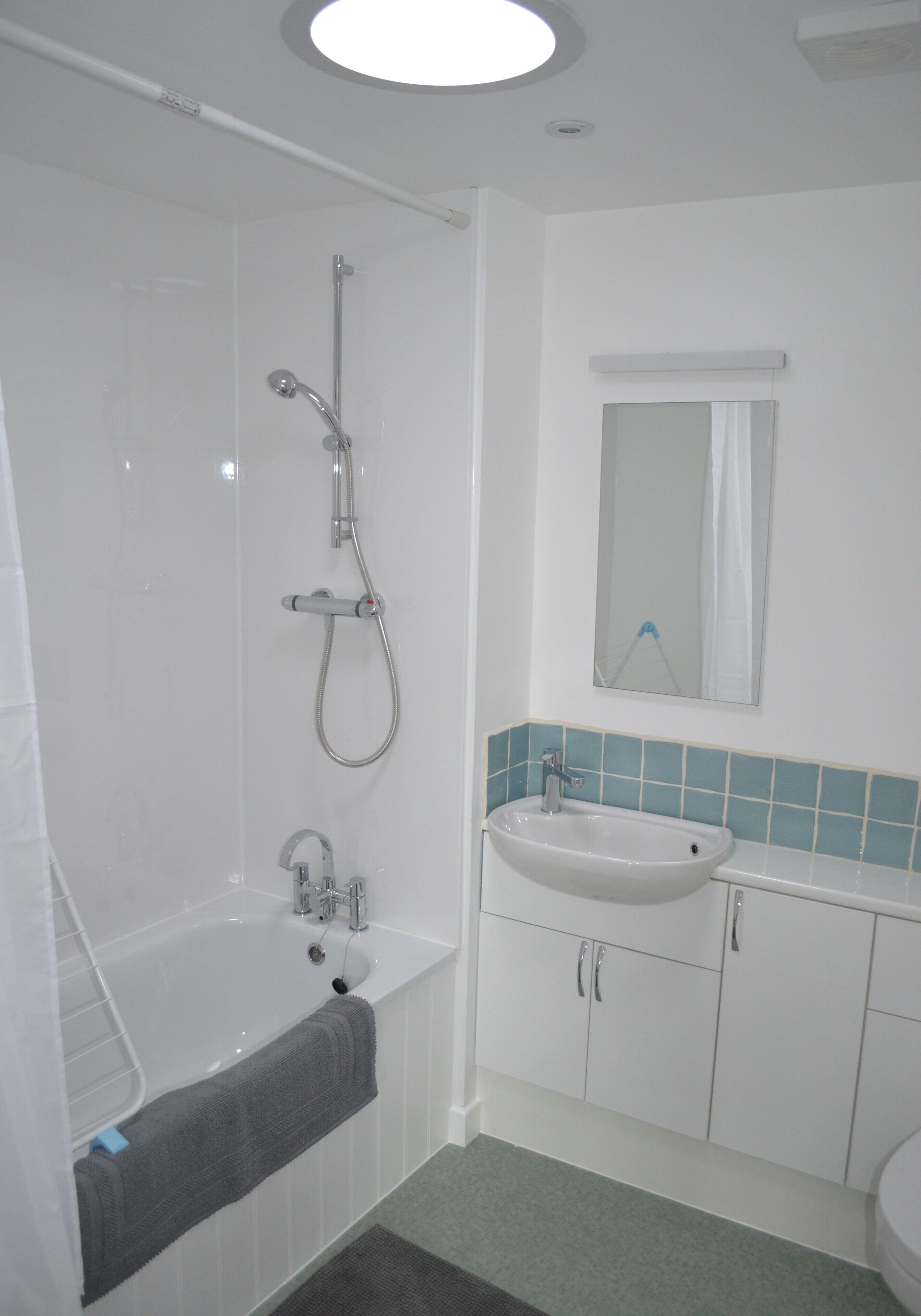 Combined shower/tub, hair dryer, towels