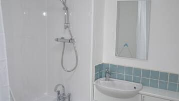 Combined shower/tub, hair dryer, towels