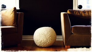 A room with two brown sofas, a knitted pouf, and a blackboard wall. - Exceptional Luxury Apartment In 101 Reykjavik, The Centre Of Town
 (Reykjavik)