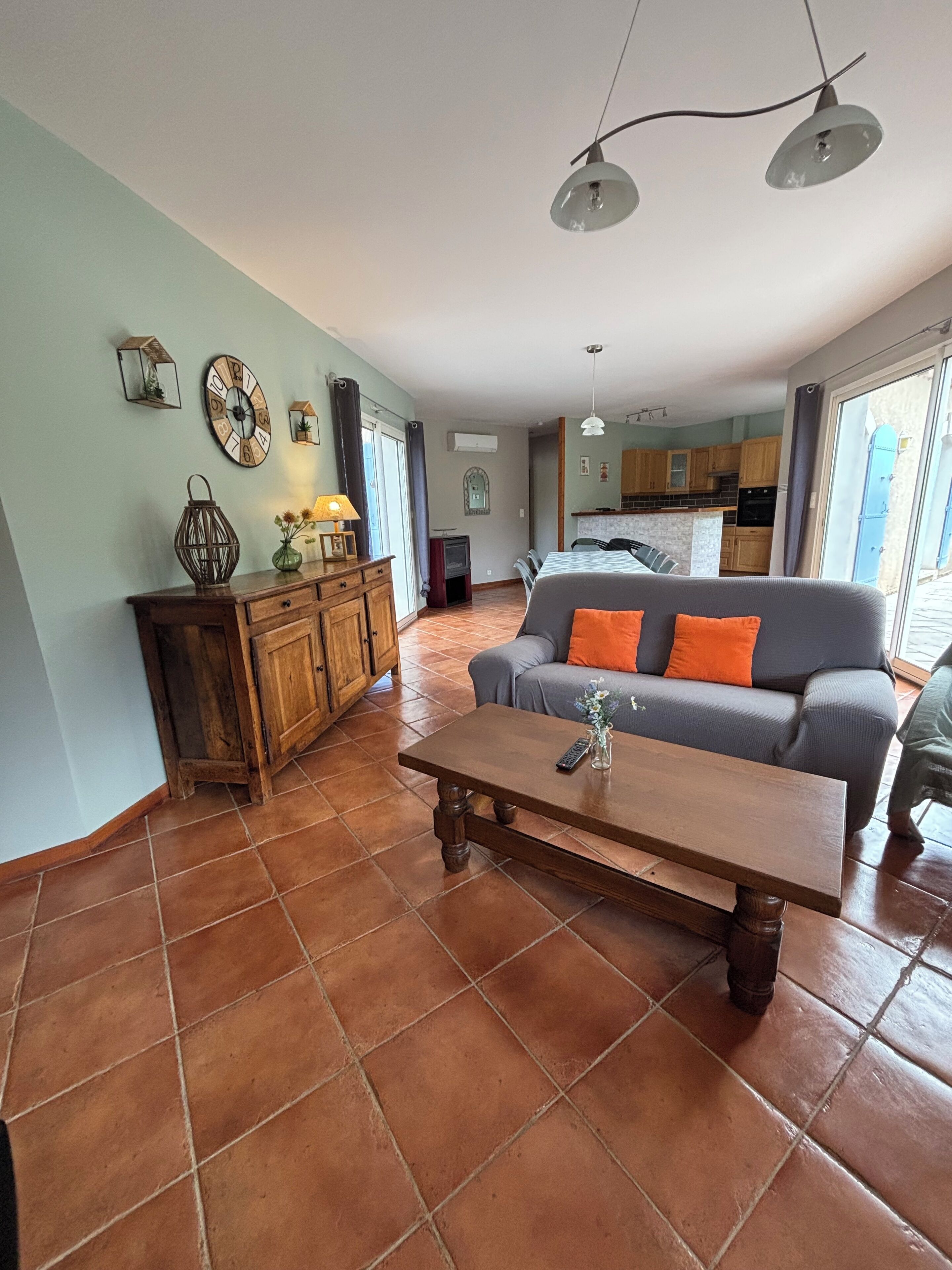 Una televisión, un reproductor de DVD, libros