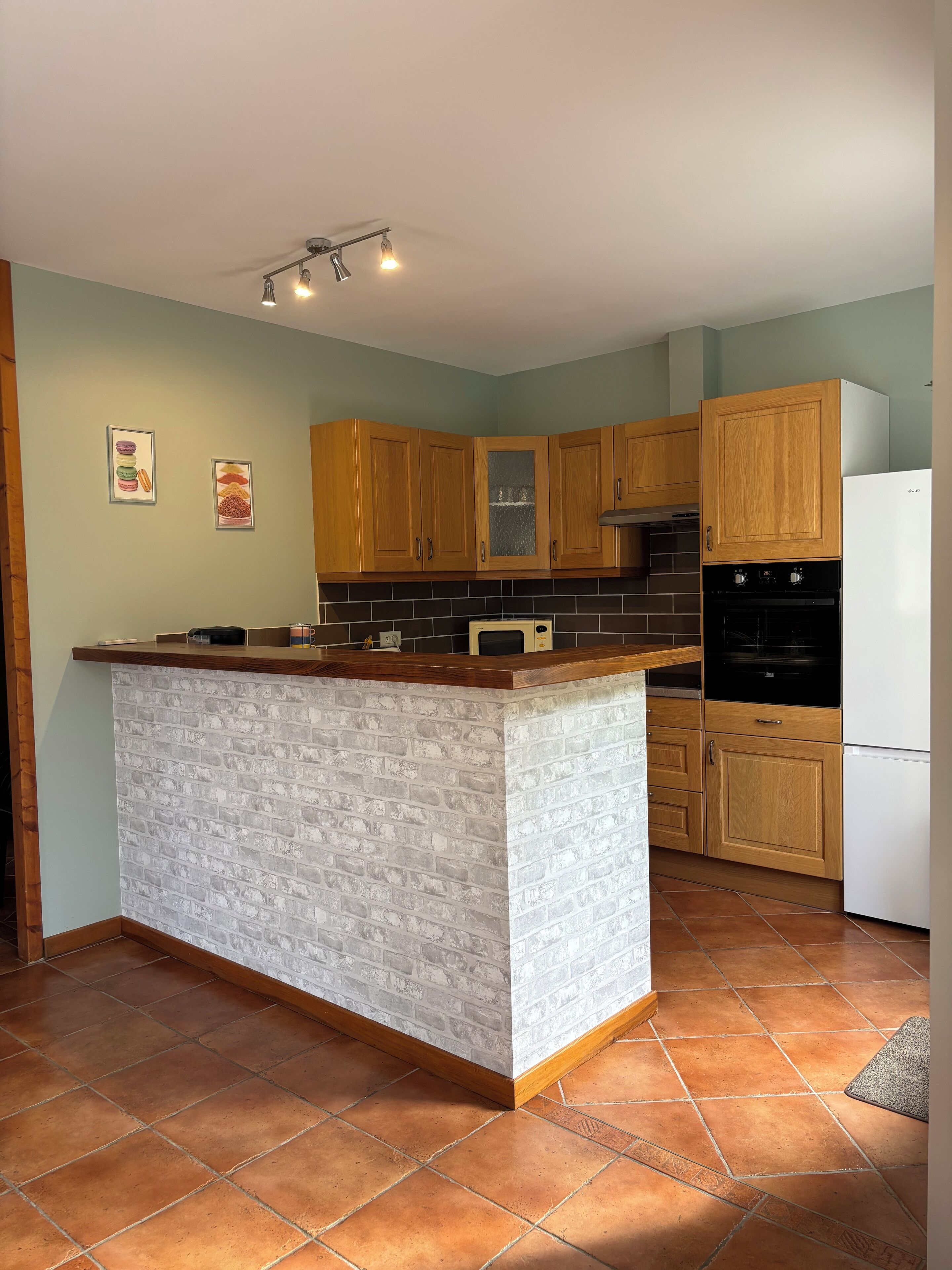 Geladeira, micro-ondas, fogão, cooktop