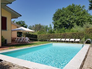 Una piscina al aire libre